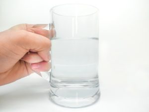 9 beneficii ale apei călduțe băute pe stomacul gol