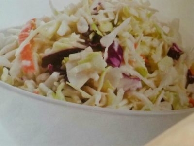 Salată de varză cu dresing din maioneză vegetală şi sirop de arțar